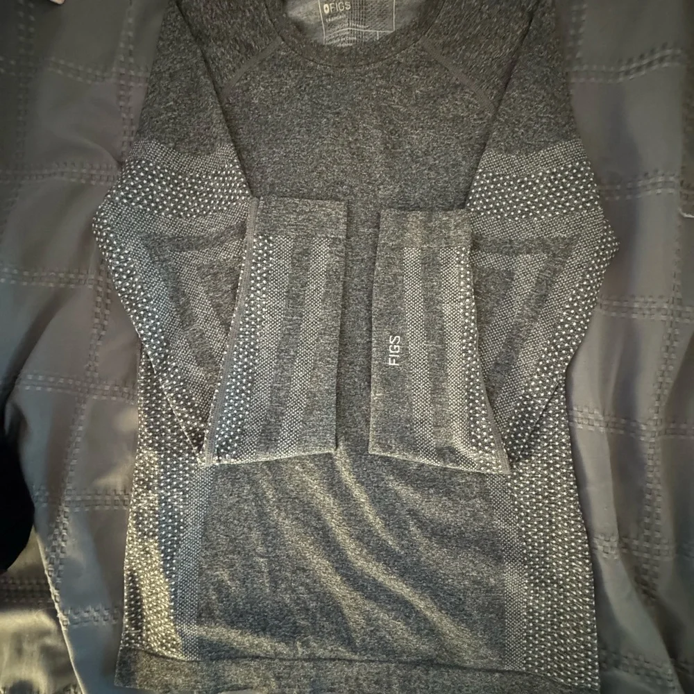 Figs Women’s Salta Seamless Long sleeve Under scrub in Graphite - Picture 6 of 10